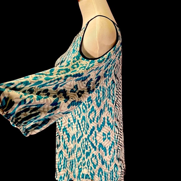 Cold Shoulder Abstract Print Top - Picture 4 of 11